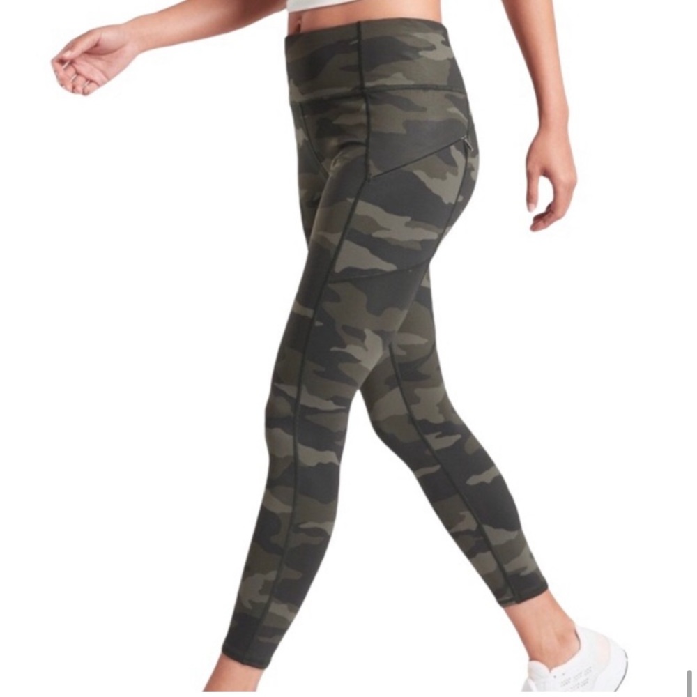 Athleta Camo Contender 7/8 Tight in Powerlift - M